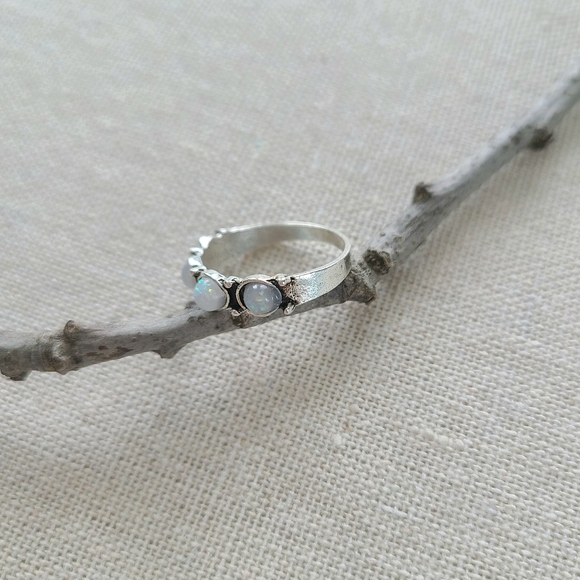 Faux Opal Fashion Ring - Picture 4 of 7